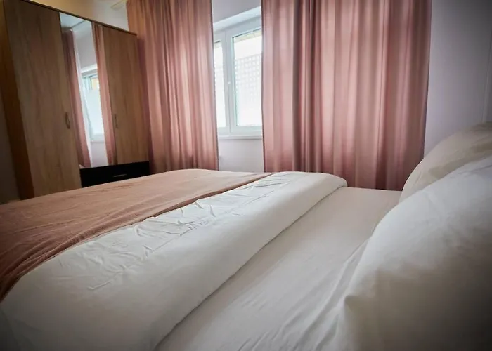 Queen Athenee Апартаменти